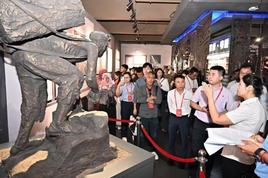 Diplomats visit important wartime sites