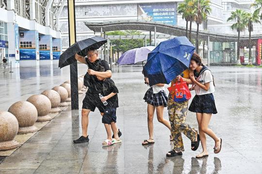 Typhoon Kajiki brings heavy rain in Hainan
