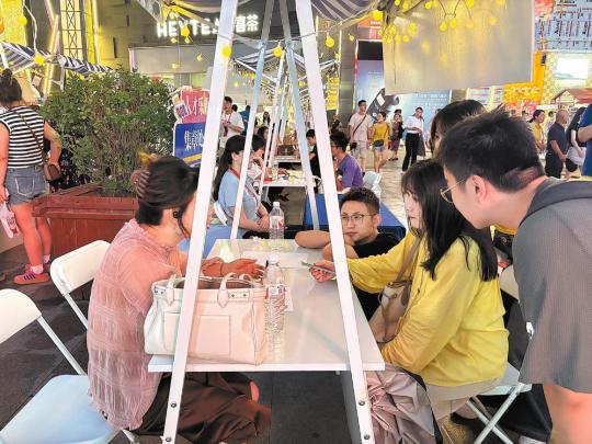 Jobs, TCM, culture ... night markets in Lanzhou evolve to cover daily services