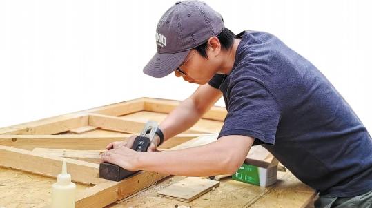 Amateur artisans find their groove with woodwork