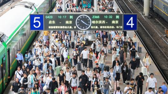 China sees record-breaking passenger traffic in first half of National Day holiday
