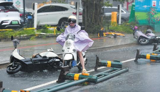 Strong typhoon triggers safety measures in south