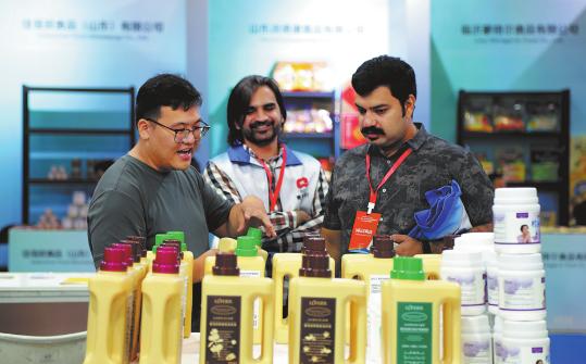Linyi showcases logistics, trade center