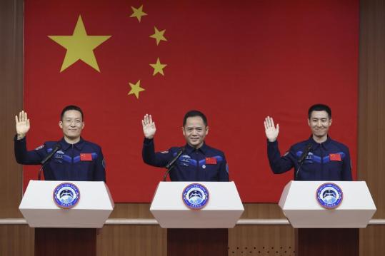 Crew members ready for Shenzhou XXI mission