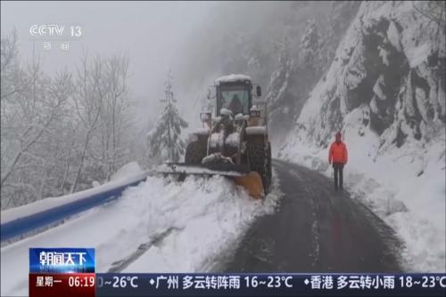 陕西镇坪：出现大范围降雪 交警上路保畅通