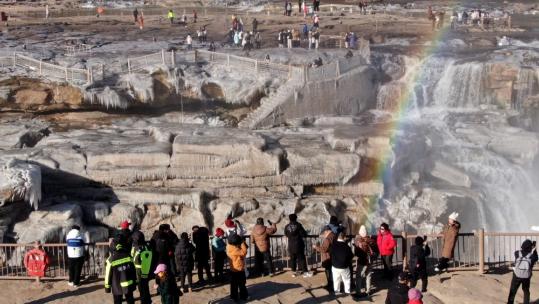 Frozen Yellow River waterfall captivates tourists
