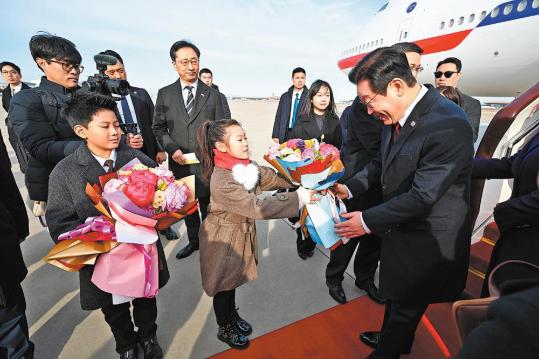 ROK leader begins state visit to China