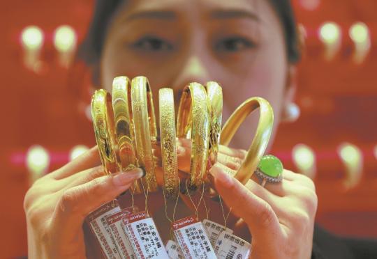 Gold extends record advance on safe-haven bets