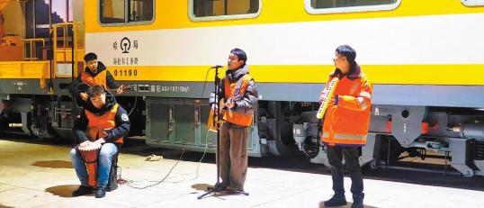 Concert warms hearts of rail workers in remote areas