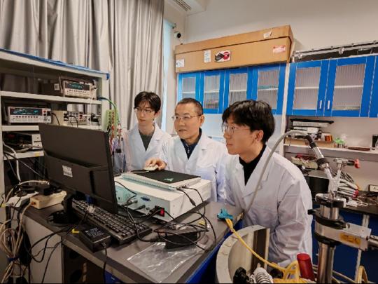 Chinese scientist honored with top superconductivity award