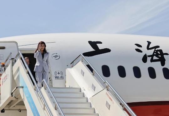 Cheng arrives in Shanghai, kicking off KMT delegation's mainland visit