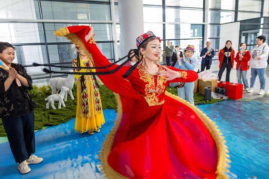 Xinjiang seen attracting steady stream of tourists