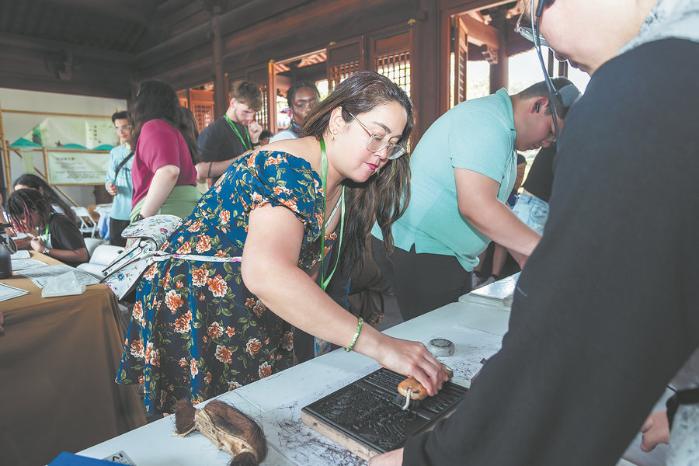 U.S. students experience traditional Chinese rubbing in April during the 3rd Sino-U.S. Youth Connect Season launched by Wenzhou-Kean University. (Photo provided to China Daily)