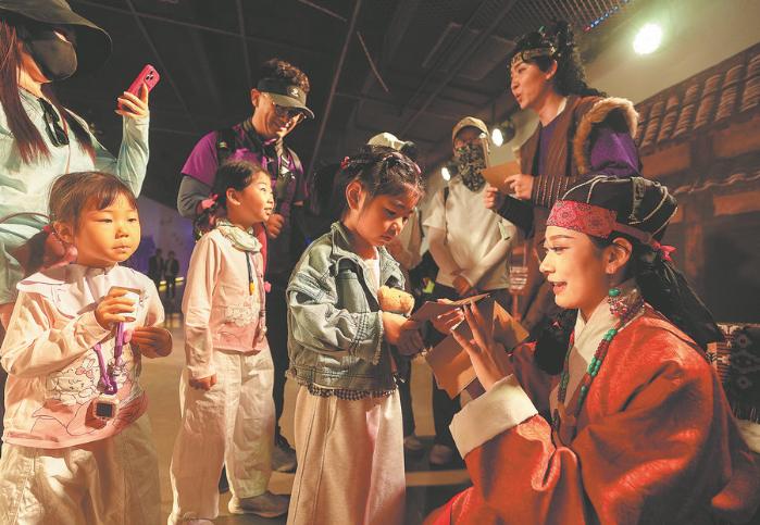 Performers with the Xixia Imperial Tombs resort in Yinchuan, Ningxia Hui autonomous region, interact with the audience on May 5. (Photo/Xinhua)