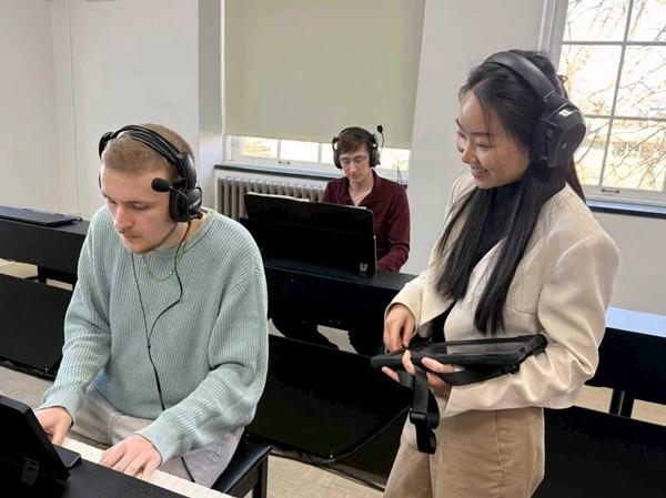 Xixi Shen, a PhD lecturer in class piano at the State University of New York at Fredonia, has continued an ongoing reform of the class piano curriculum. (Photo provided to China Daily)