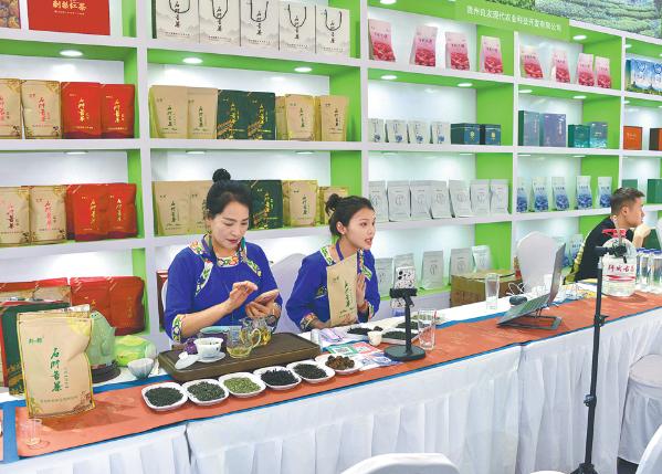 A livestreamer (center) promotes tea sales during an expo in Beijing last week. (Photo: China Daily)