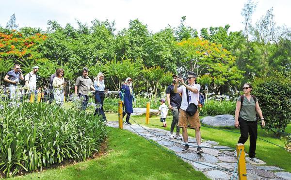 Participants of the roundtable meeting visit the Wuyuan Bay wetland park in Xiamen, Fujian province, on Tuesday. (Photo:China Daily)