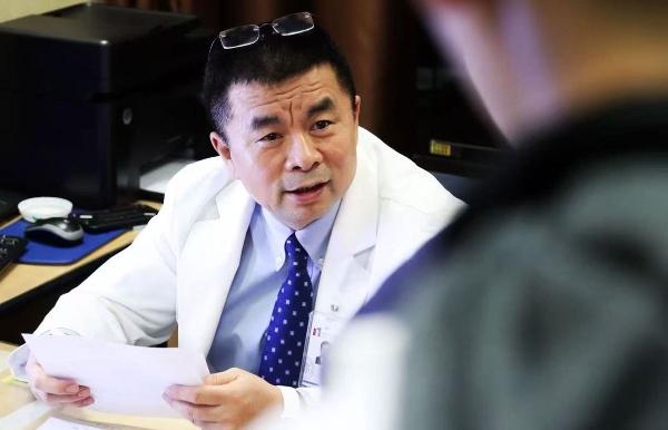 Ji Jiafu speaks to a patient. (Photo provided to China Daily）