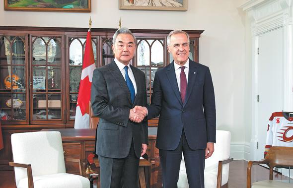 Canadian Prime Minister Mark Carney (right) meets with Chinese Foreign Minister Wang Yi in Ottawa on Friday. (Photo: Li Haitao/ Xinhua)
