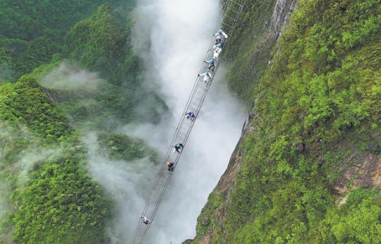 Adventurers scramble to experience sky ladder in Hunan