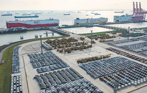 Export-bound vehicles await shipments in Taicang Port, Jiangsu province. (Photo: Ji Haixin/ China Daily)