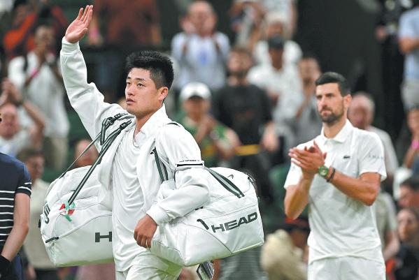 Novak Djokovic claps Wu Yibing off Wimbledon's Centre Court following their first-round match on Monday. (Photo/Agencies)