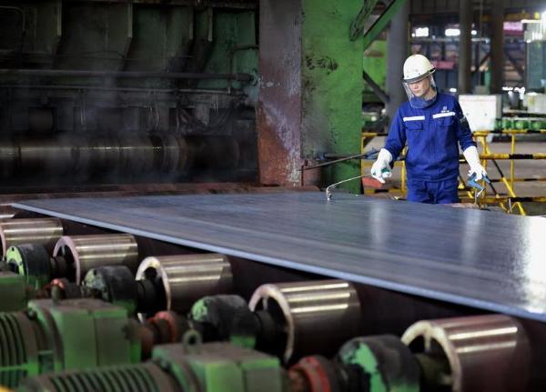 A man works on the production line of a shipbuilding steel enterprise in Tangshan Port economic development zone in Tangshan, North China's Hebei province, Dec 26, 2025. (Photo/Xinhua)
