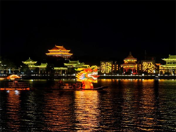 A night view of the picturesque Bianhe River in Kaifeng, Henan province. (Photo By Xu Lin/China Daily)