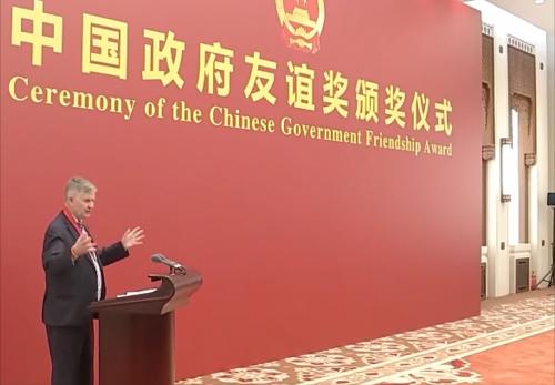獲頒中國政府友誼獎，聯合國前副秘書長：尊重和溝通是合作基礎 | 世界觀