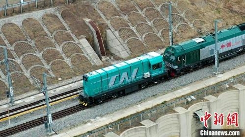 China's first batch of 1,000-kW battery-powered locomotives roll off production line