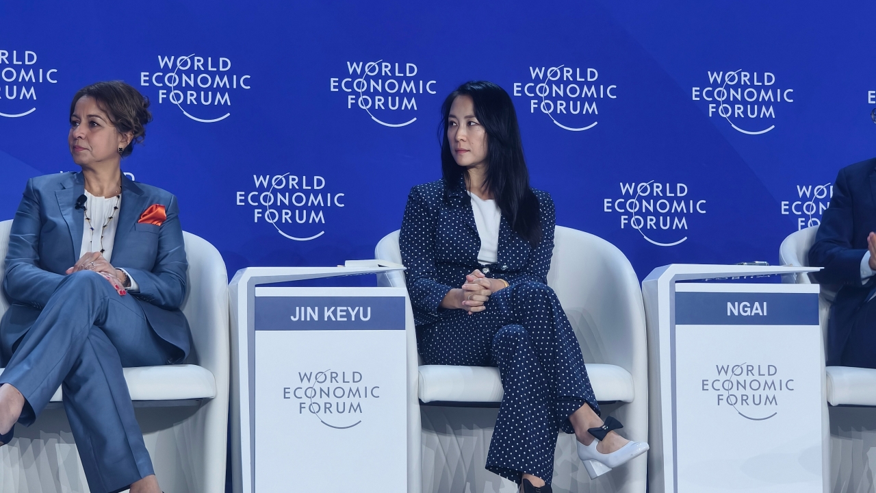 Economist Jin Keyu urges investors to stay calm amid market fluctuations