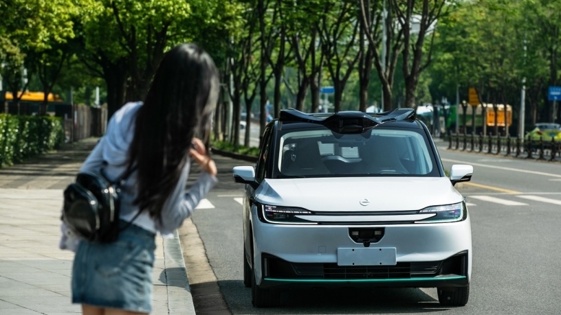 記者體驗(yàn)乘坐自動駕駛車輛 加速變道很絲滑