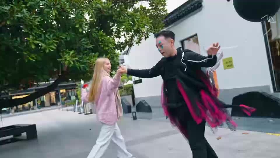 Foreign anchor in Nanxun: Painting the colors of the world with children