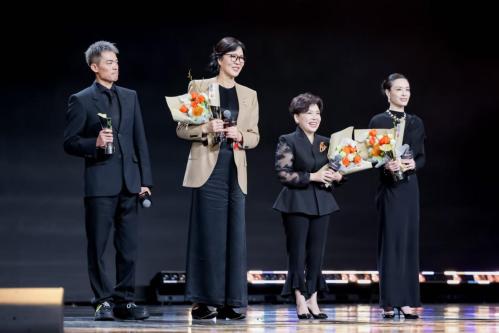 趣味乒乓对决，邓亚萍、任嘉伦带来出圈名场面