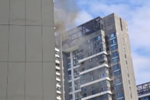 业主在群内预告后“烧房子”？律师：预告纵火烧房者或涉嫌放火罪