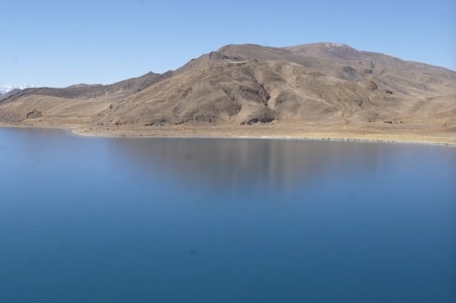 西藏羊卓雍措湖美景如画