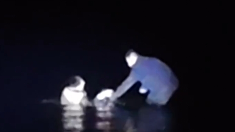 訓(xùn)犬員和待救女孩同時(shí)掉江里，警犬會(huì)如何？