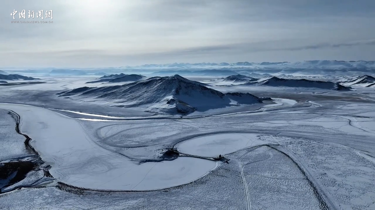 巴音布鲁克草原千里冰封万里银装