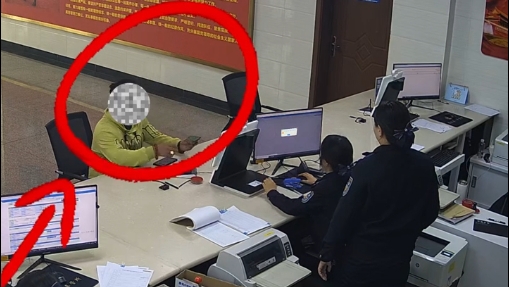 網(wǎng)上逃犯到車管所辦業(yè)務 民輔警沉著應對將其抓獲