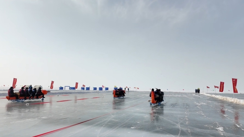 新疆巴州举行冰上龙舟赛 博斯腾湖湖面成赛道