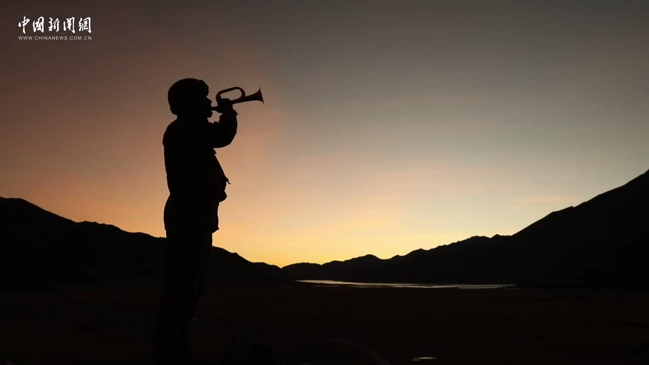 向永不褪色的军装致敬！