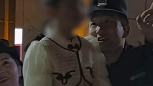 小女孩与家人走散 民警陪护看完烟花秀送其回家