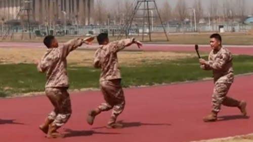 实拍武警新闻班学员工作状态