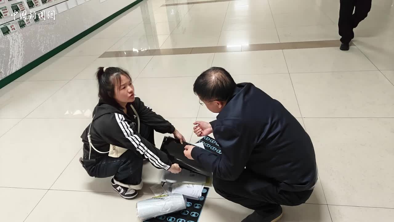 重庆：医生下班后蹲地上给病人看CT片引关注