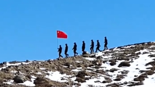 那抹镌刻边关的红，是筑牢边境安宁的忠诚底色