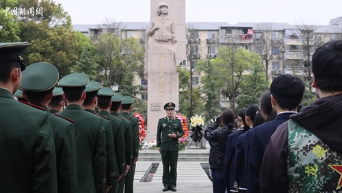 武警官兵到海空卫士王伟纪念碑开展清明追思