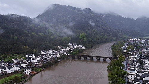 安徽黃山：雨中齊云山盡顯江南詩(shī)意