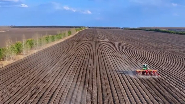 黑龙江嫩江：黑土地开展施底肥作业迎春播