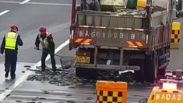 小货车高速爆胎鱼货散落 救援人员为车主止损近10万