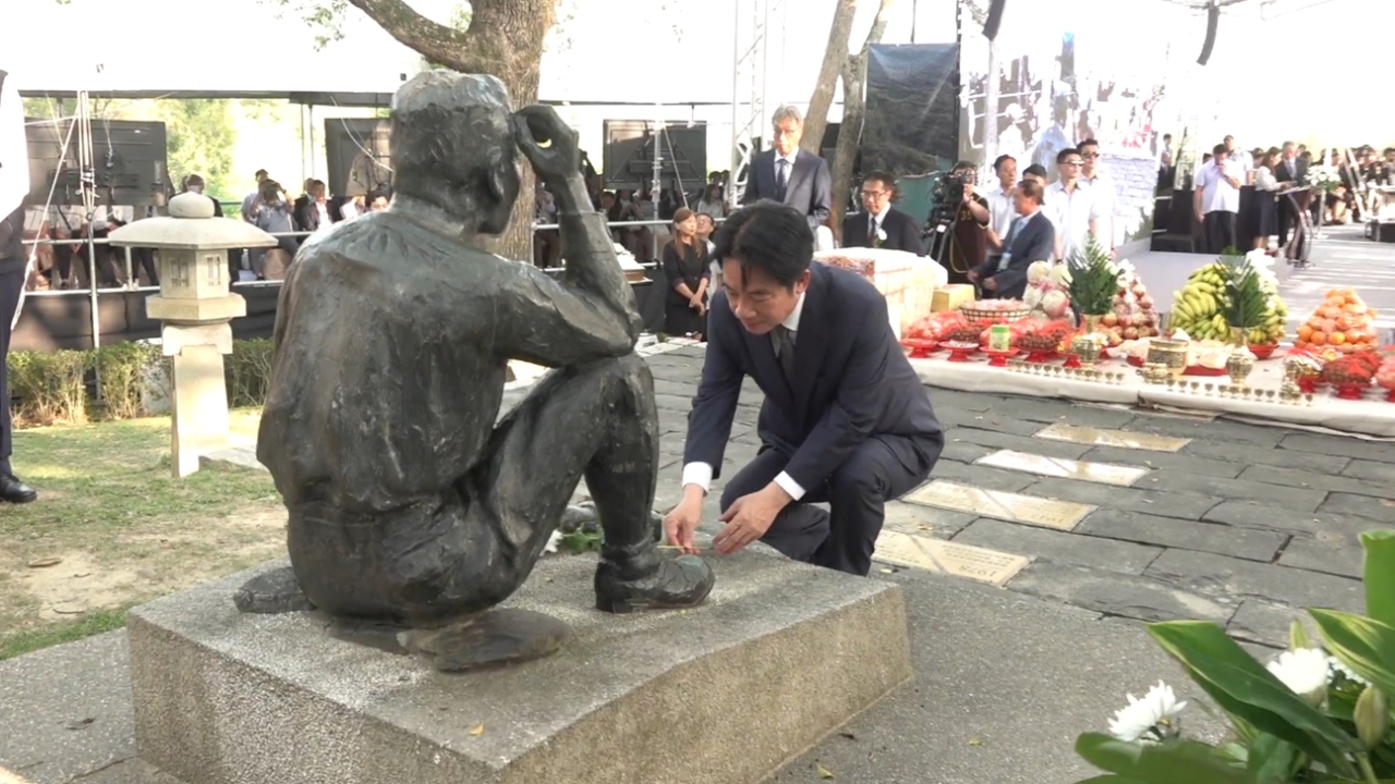 賴清德跪拜日本人被批“無恥無骨無格”